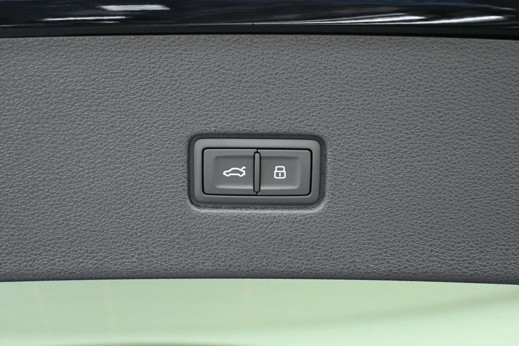 Used 2025 Audi Q8 Premium image 36