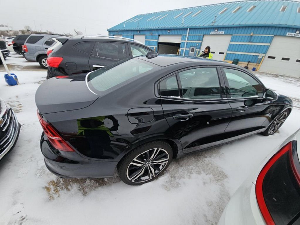 Used 2019 Volvo S60 T6 R-Design image 4