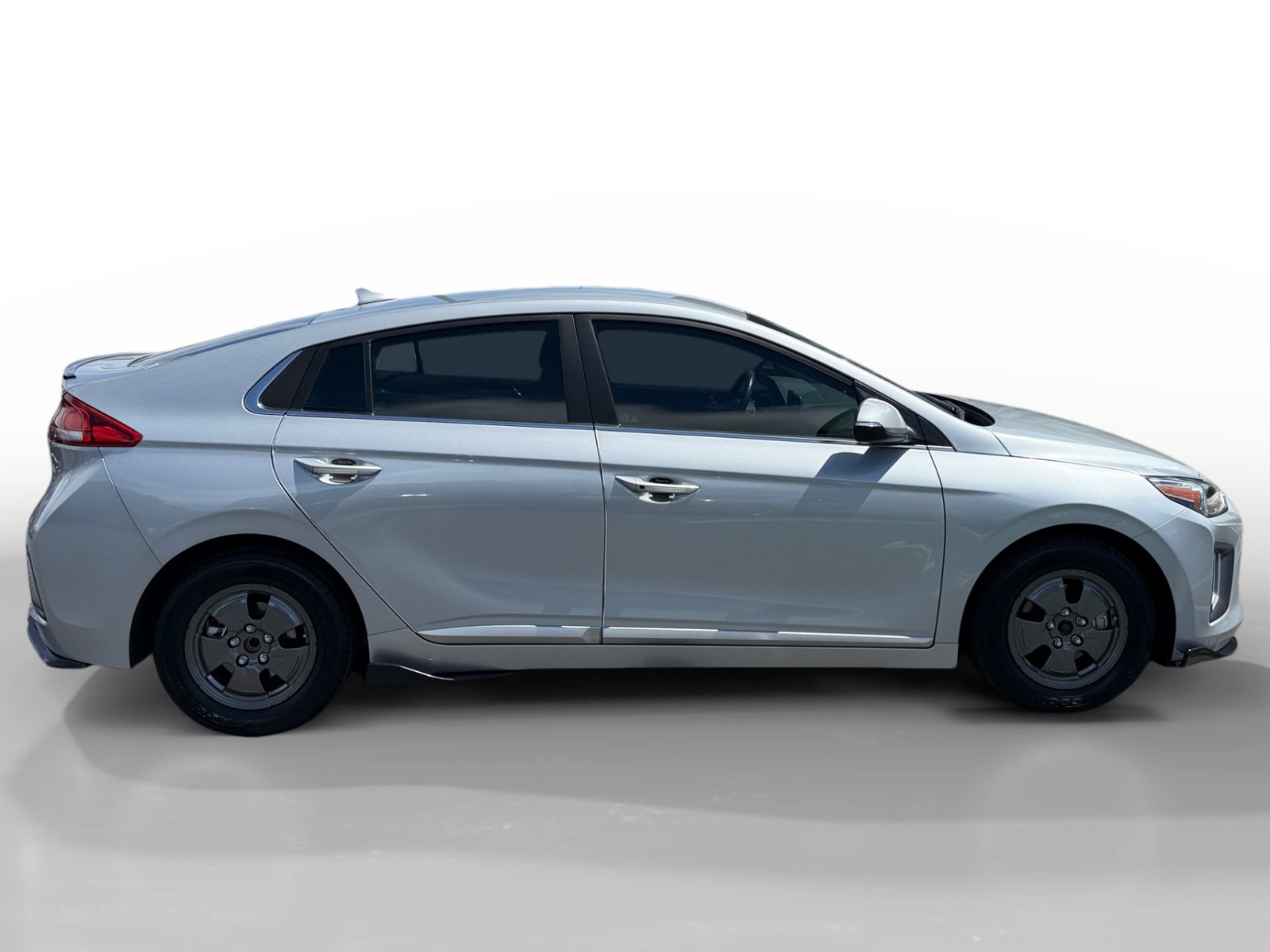 Certified 2022 Hyundai Ioniq SE FWD image 6