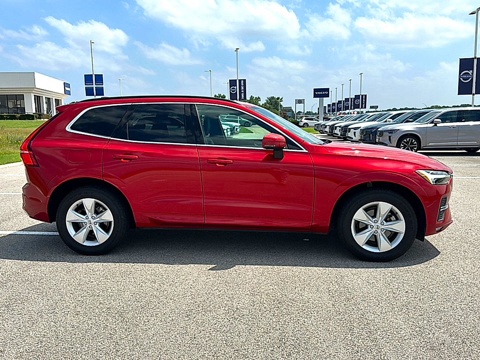 Used 2022 Volvo XC60 B5 Momentum AWD/4WD image 9