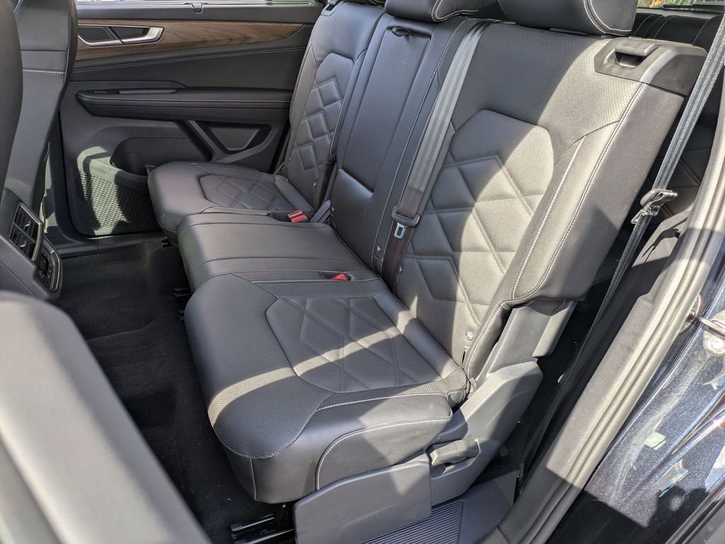 Used 2025 Volkswagen Atlas SE image 27