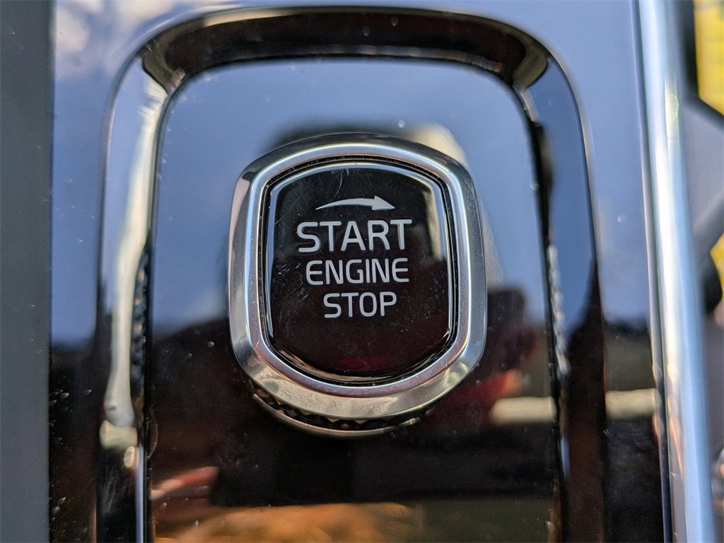 Certified 2025 Volvo XC60 B5 Plus image 29