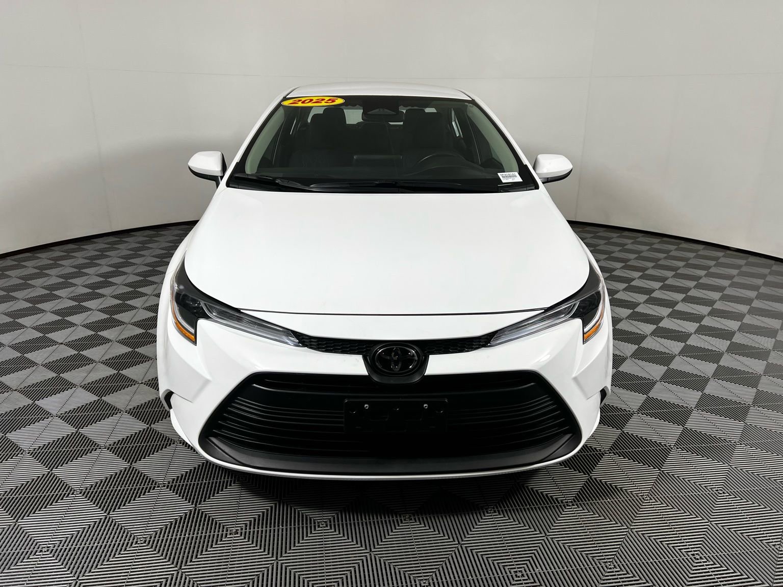 Used 2025 Toyota Corolla LE image 2