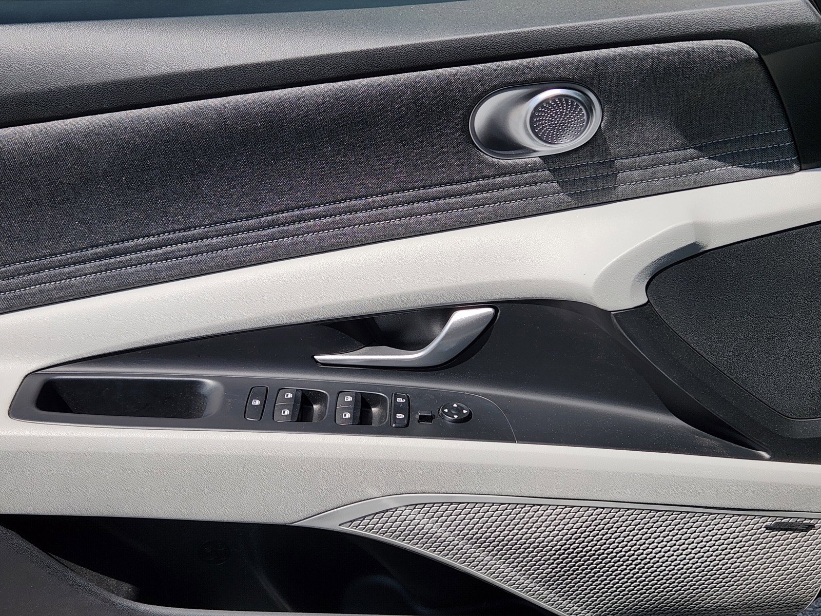Certified 2025 Hyundai Elantra Limited FWD image 17