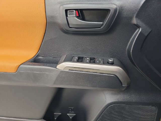 Used 2018 Toyota Tacoma SR5 AWD/4WD image 33
