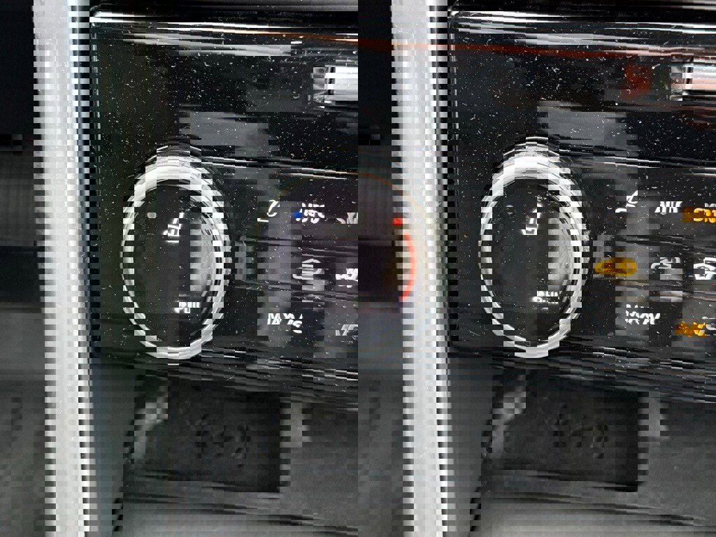 Certified 2025 Land Rover Discovery S image 24