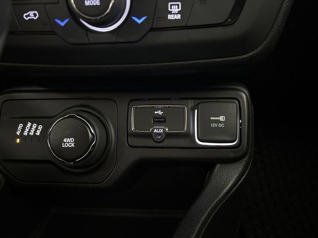 Used 2019 Jeep Renegade Latitude w/ Cold Weather Group image 53