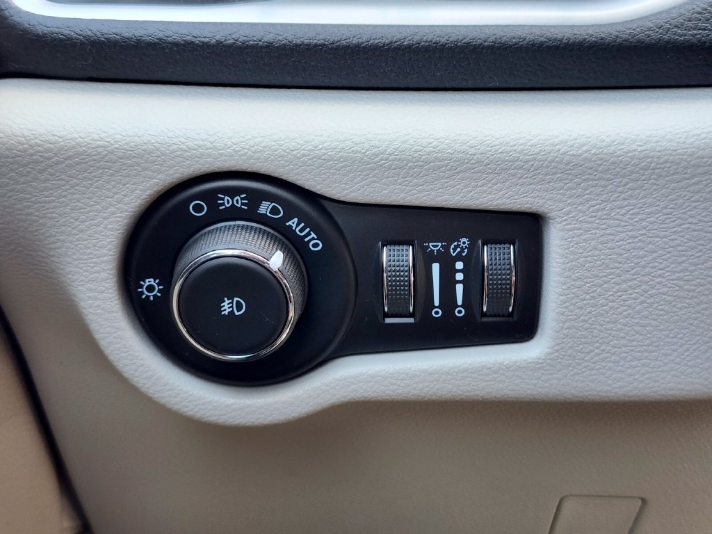 Used 2021 Chrysler Pacifica Touring-L w/ Uconnect Theater Family Group FWD image 25
