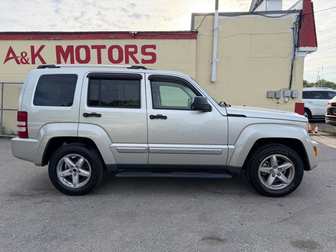 Used 2008 Jeep Liberty Limited w/ Premium Group AWD/4WD image 9