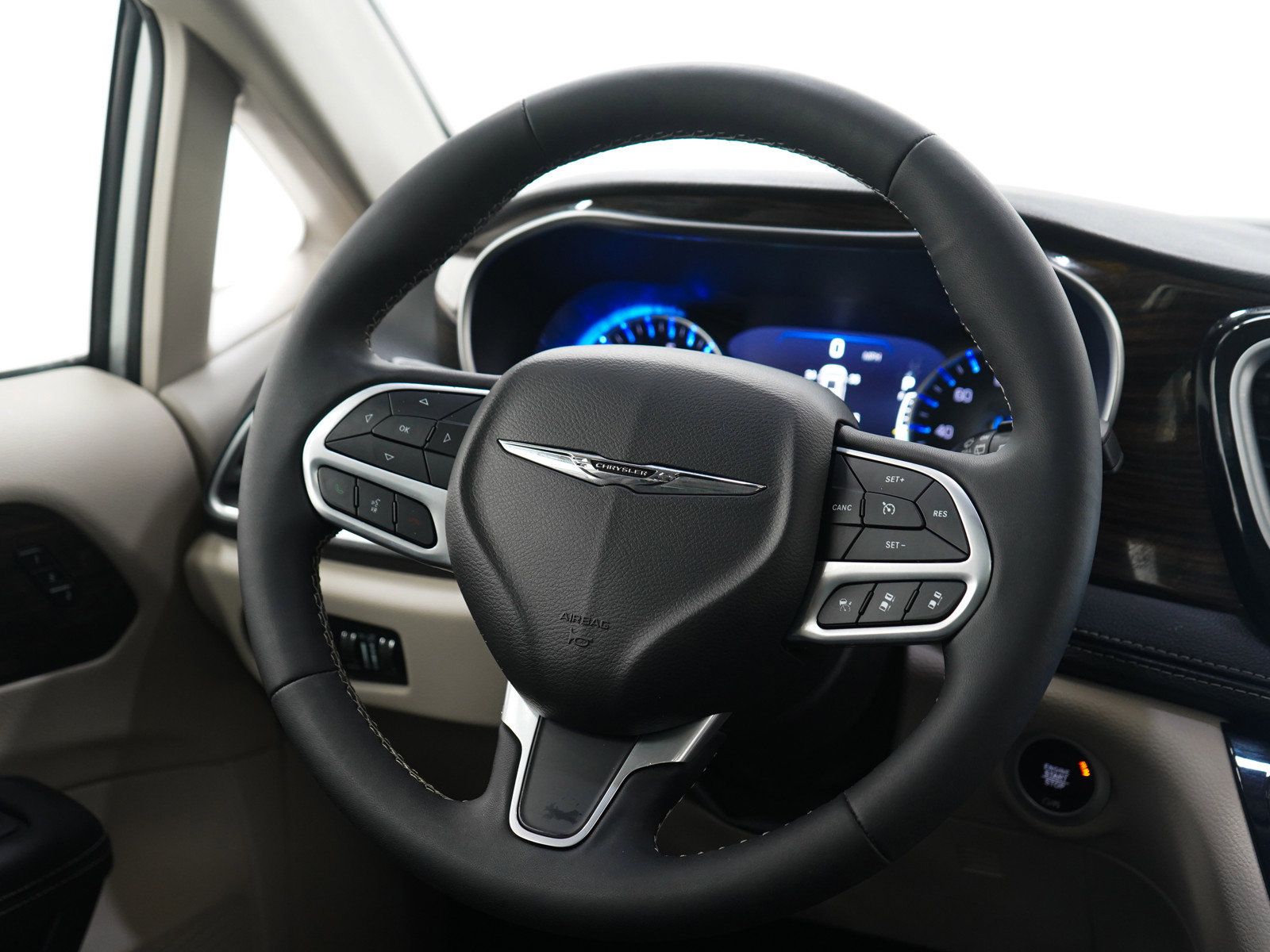 Used 2024 Chrysler Pacifica Limited image 16