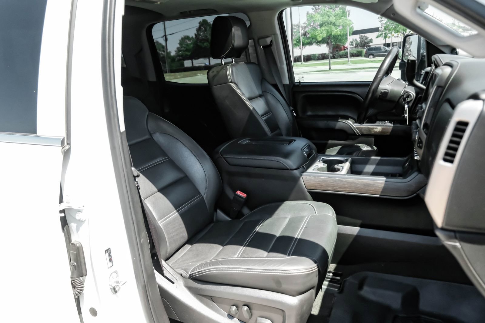 Used 2017 GMC Sierra 2500 Denali w/ Duramax Plus Package AWD/4WD image 32