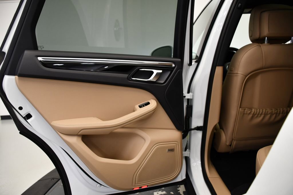 Certified 2025 Porsche Macan image 41