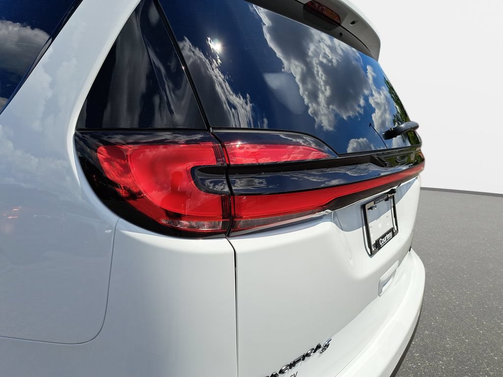New 2027 Chrysler Pacifica Limited AWD/4WD image 36