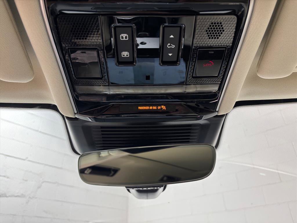 Used 2025 Land Rover Range Rover SE image 12