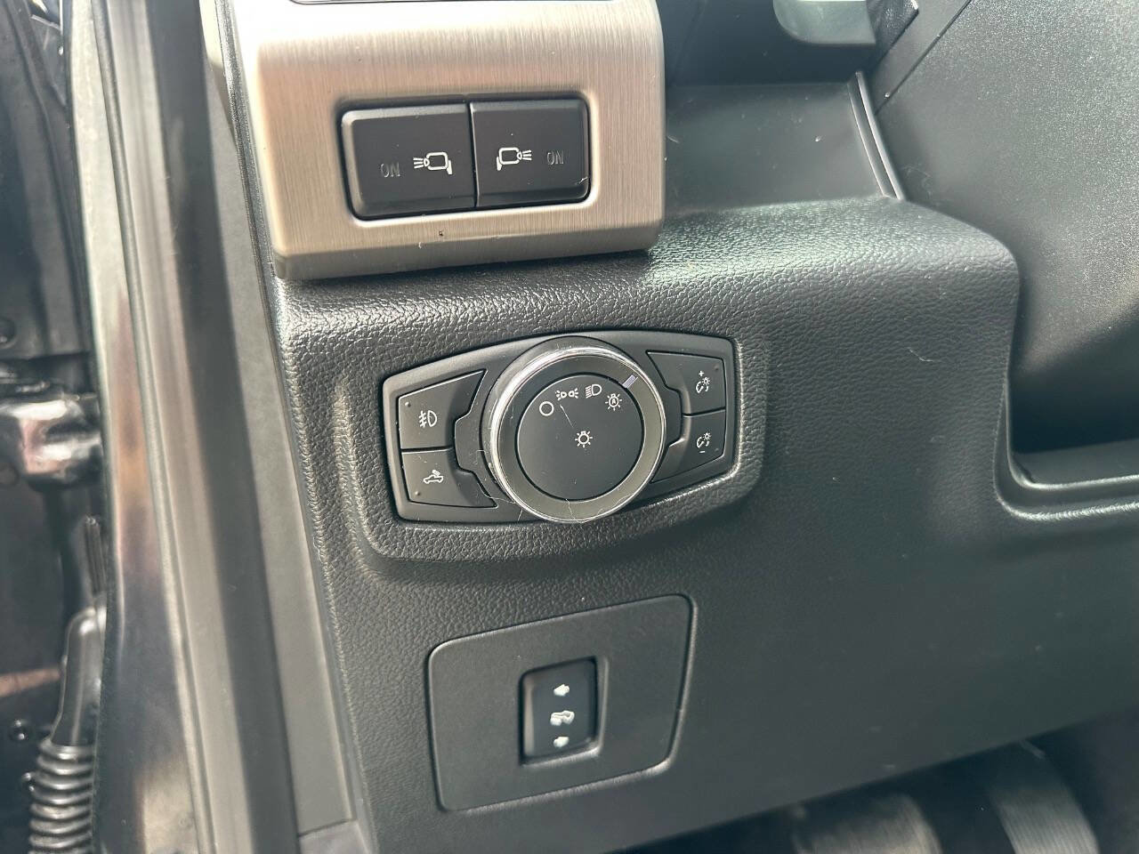 Used 2015 Ford F150 Platinum image 27