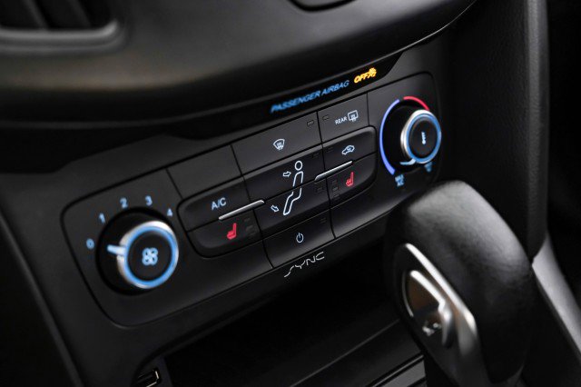 Used 2018 Ford Focus SE w/ SE Appearance Package image 22