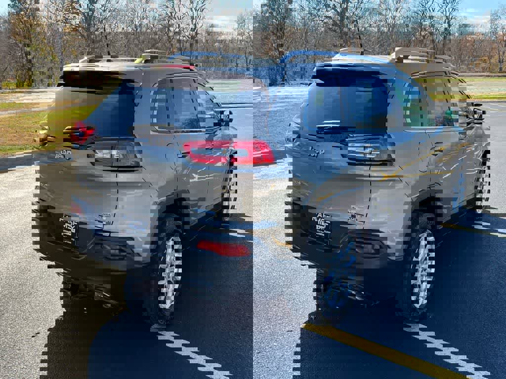 Used 2016 Jeep Cherokee Latitude w/ Cold Weather Group image 6