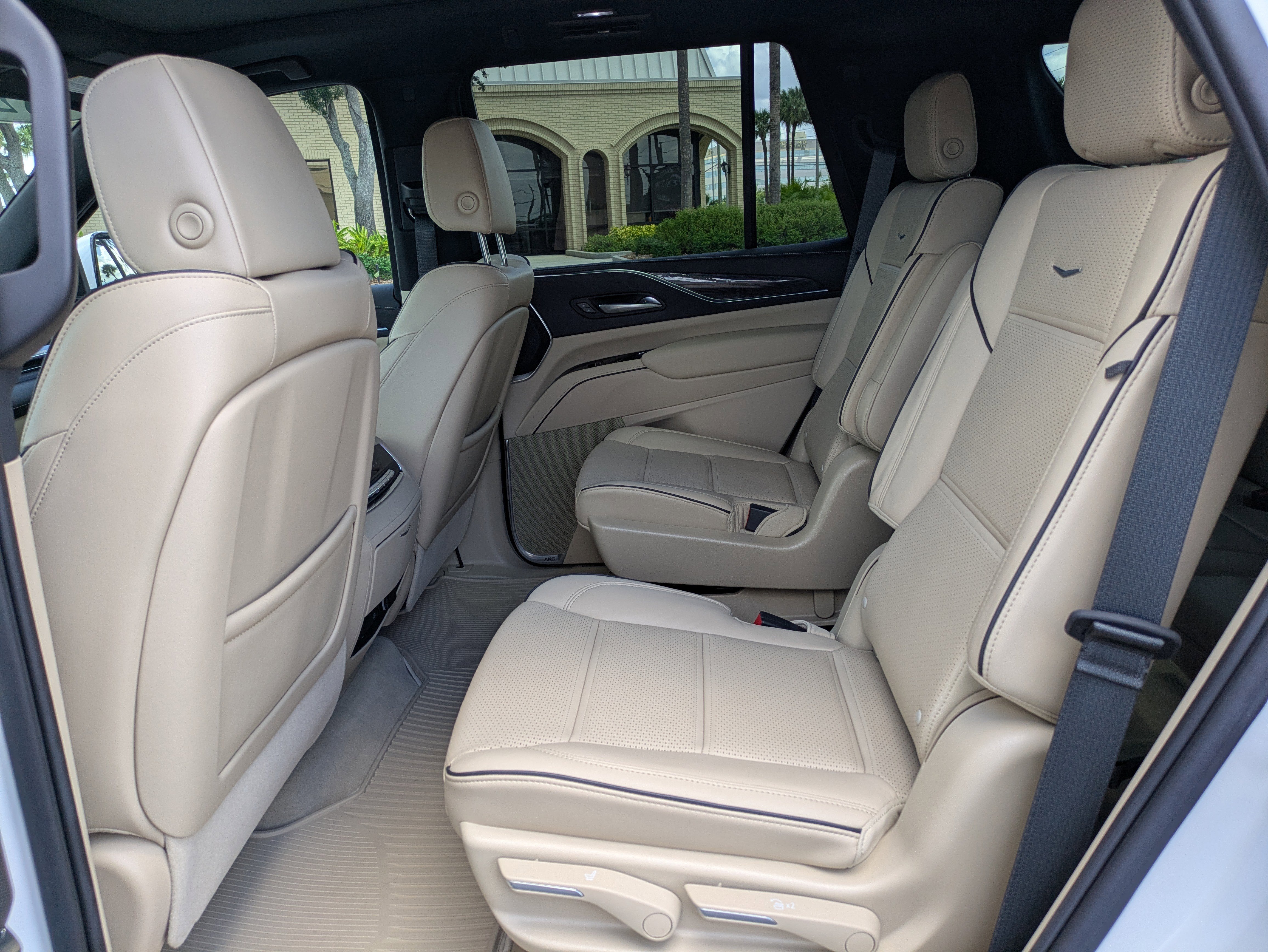 Used 2022 Cadillac Escalade Premium Luxury w/ Performance Package AWD/4WD image 13