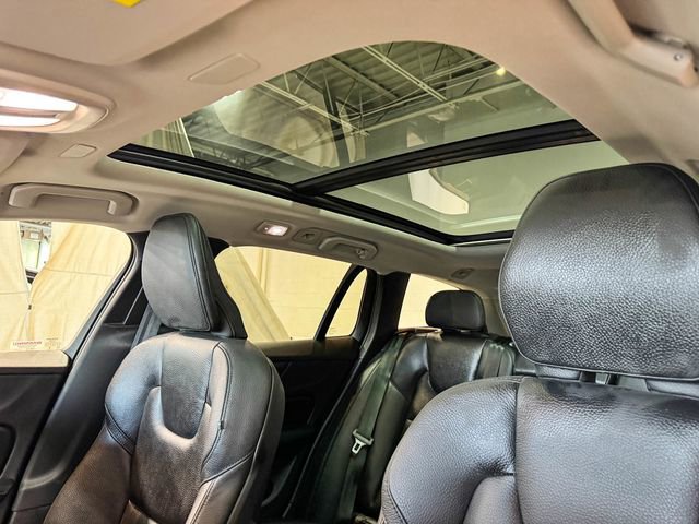 Used 2024 Volvo V60 B5 Cross Country Plus w/ Protection Package Premier image 6