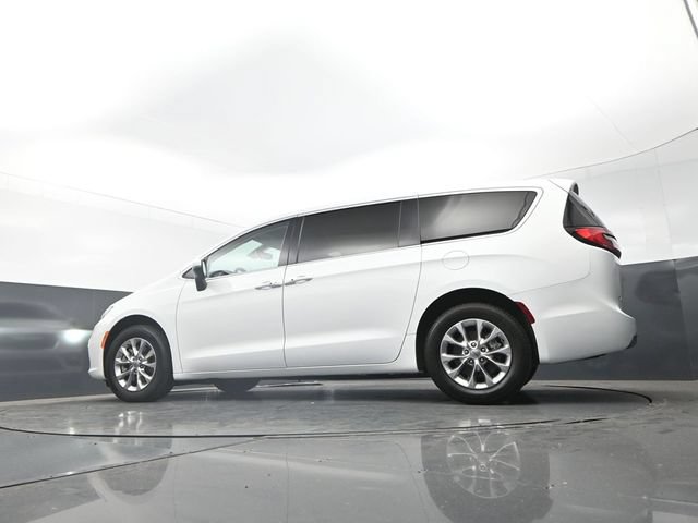 Used 2023 Chrysler Pacifica Touring-L AWD/4WD image 24