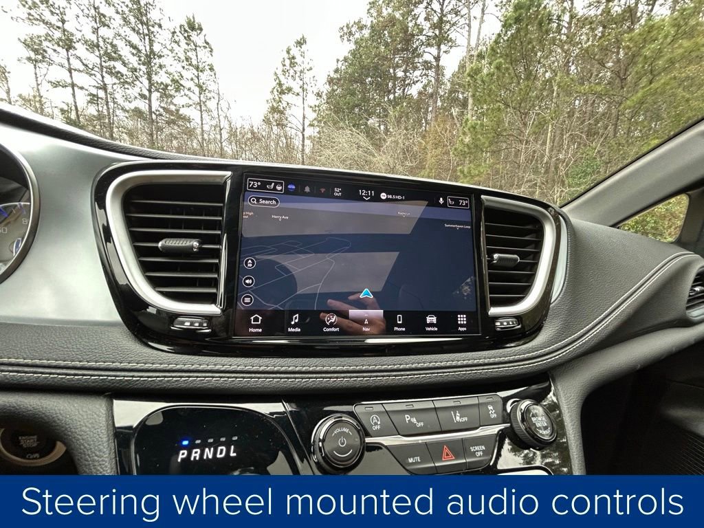 Used 2025 Chrysler Pacifica Limited image 37