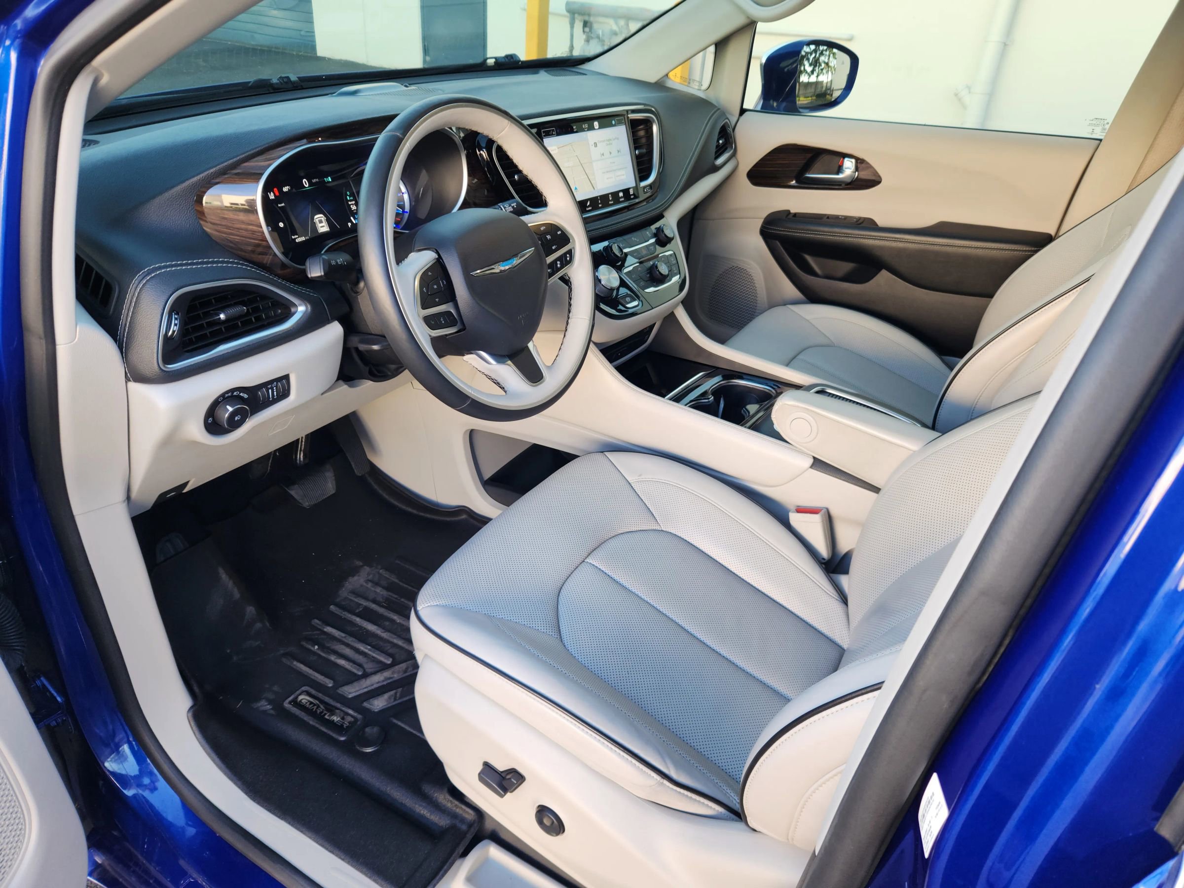 Used 2021 Chrysler Pacifica Limited w/ Uconnect Theater Family Group image 7