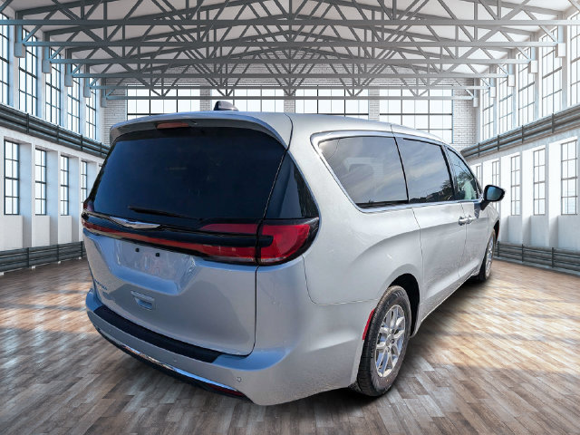 Used 2023 Chrysler Pacifica Touring-L FWD image 3
