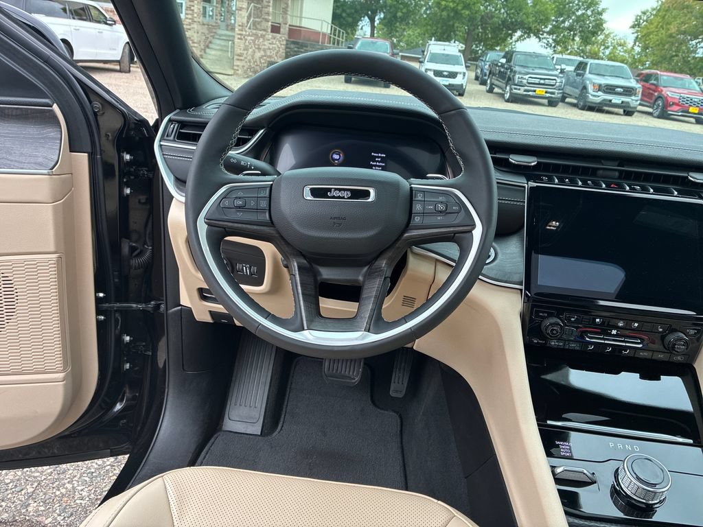 Used 2025 Jeep Grand Cherokee L Limited w/ Luxury Tech Group II AWD/4WD image 14