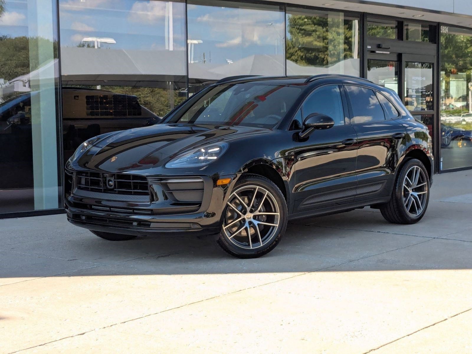 Certified 2026 Porsche Macan AWD/4WD image 1