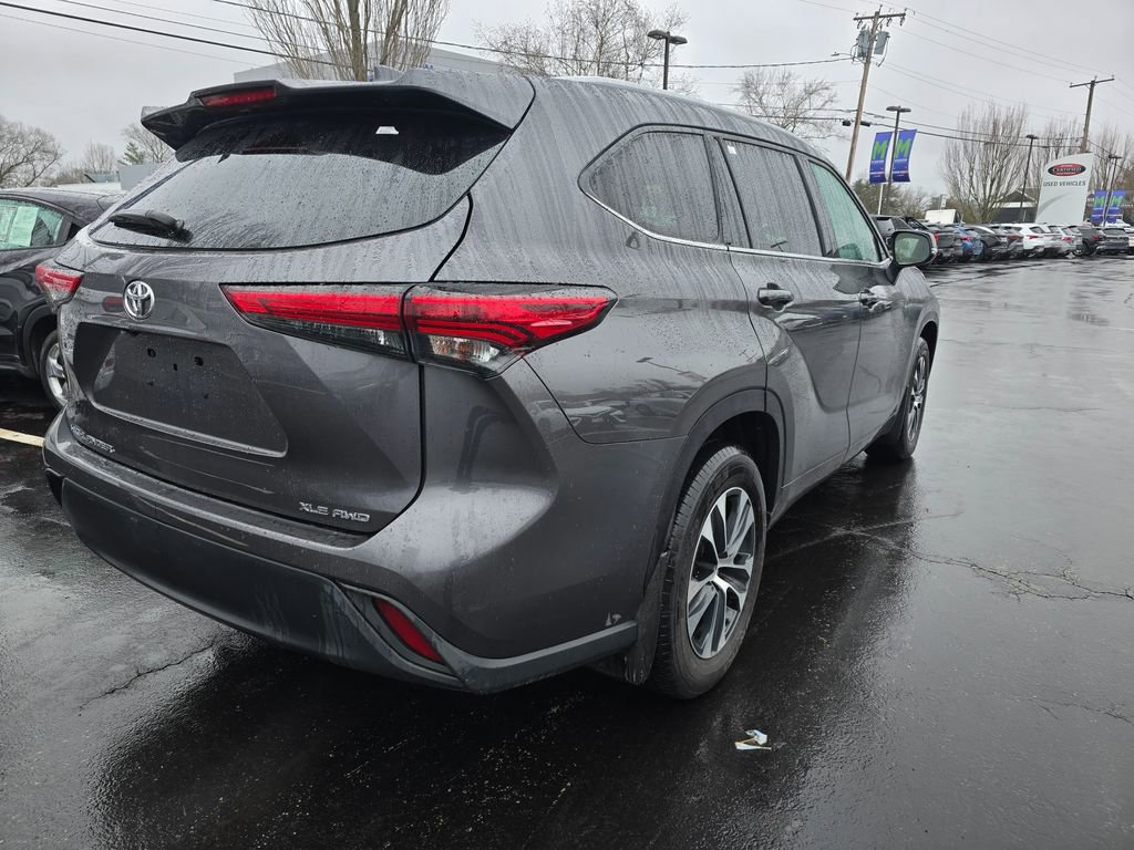 Used 2022 Toyota Highlander XLE AWD/4WD image 7