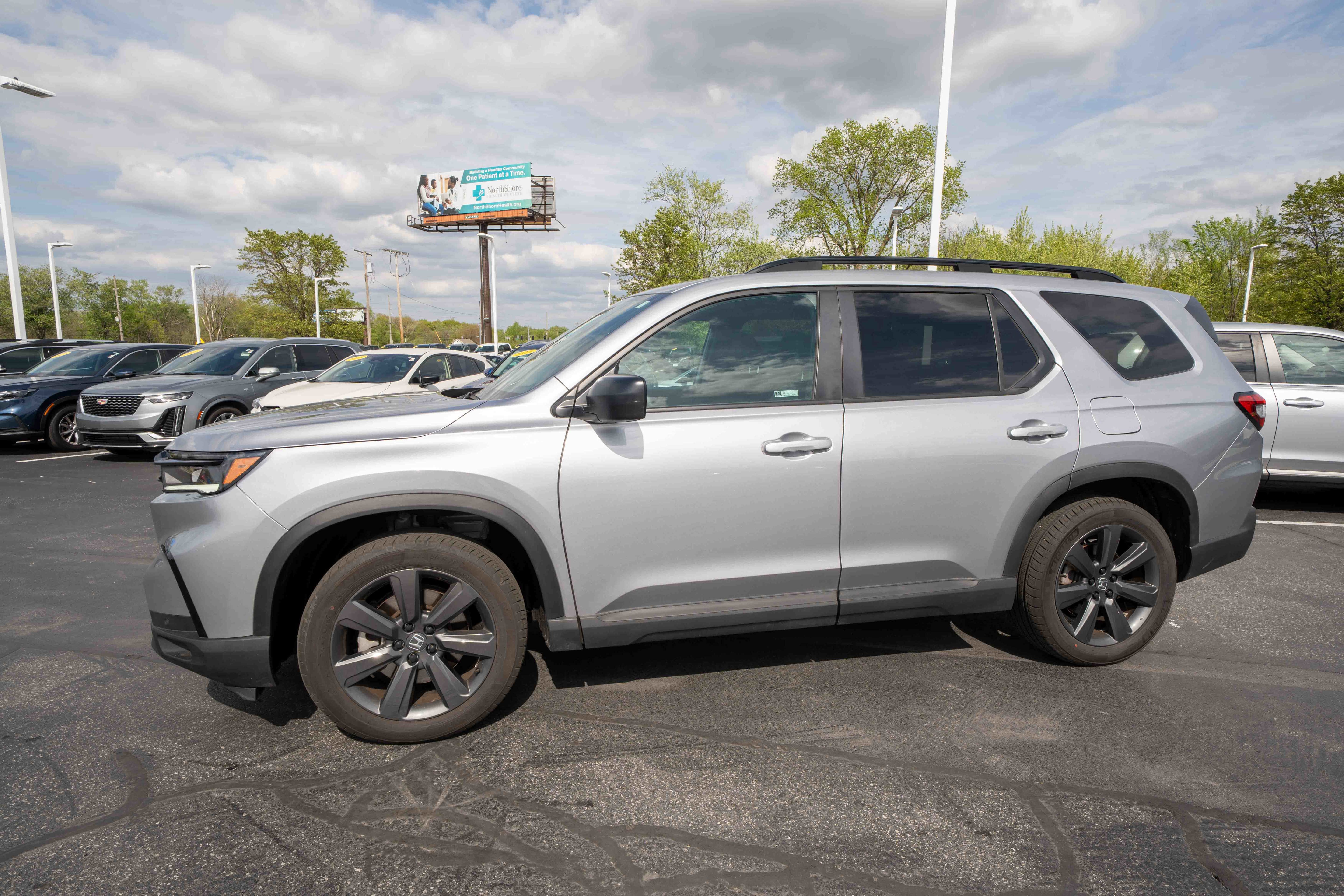 Used 2025 Honda Pilot Sport image 3