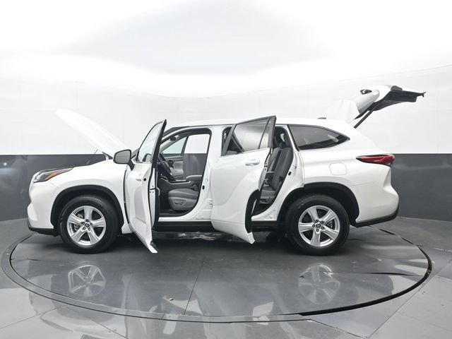 Used 2023 Toyota Highlander LE image 35