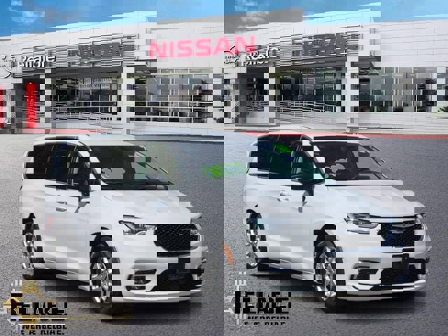 Used 2024 Chrysler Pacifica Touring-L image 1