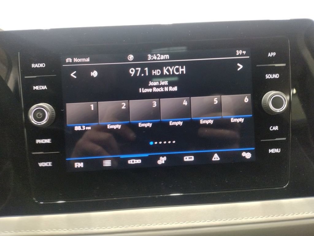 New 2025 Volkswagen Taos SE image 26