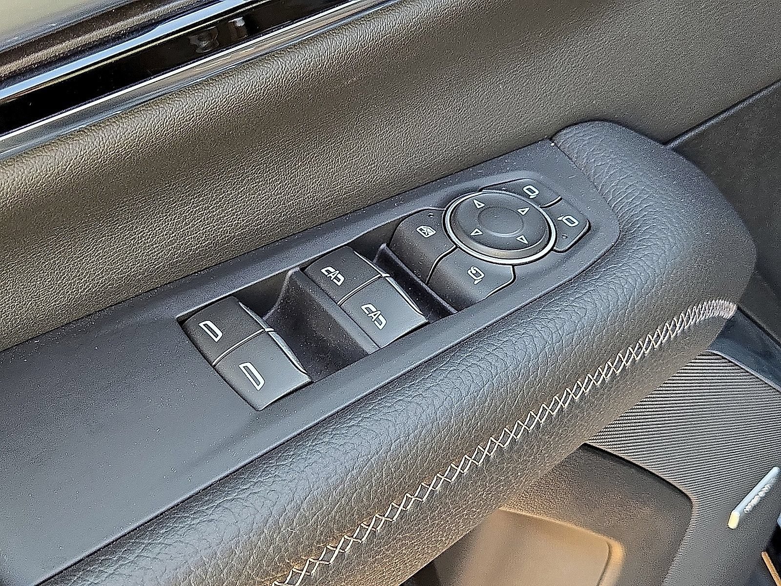 Used 2025 GMC Yukon Denali AWD/4WD image 23