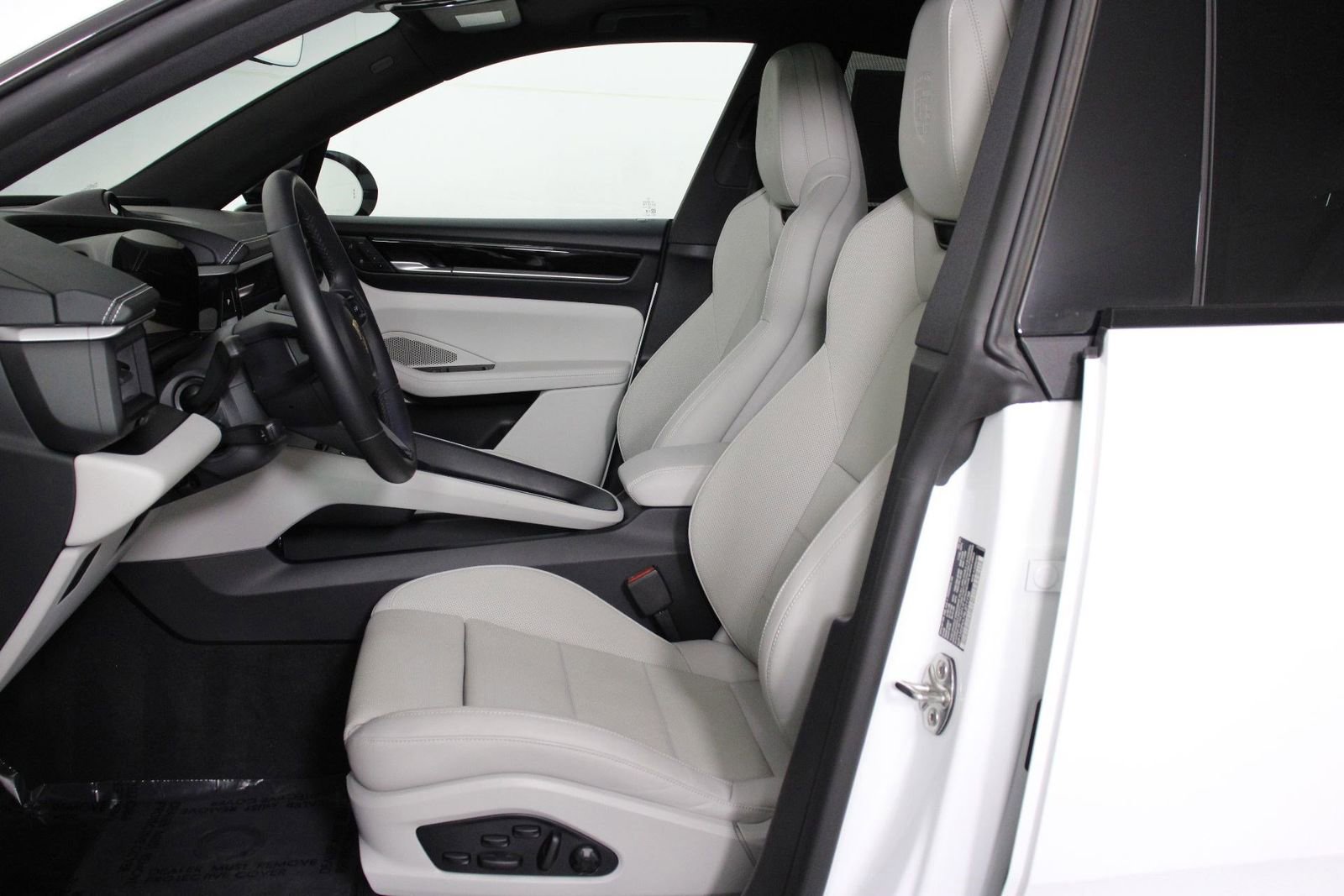 Certified 2025 Porsche Macan Electric image 5