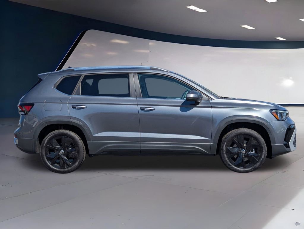 Used 2025 Volkswagen Taos SE w/ Panoramic Sunroof Package FWD image 2