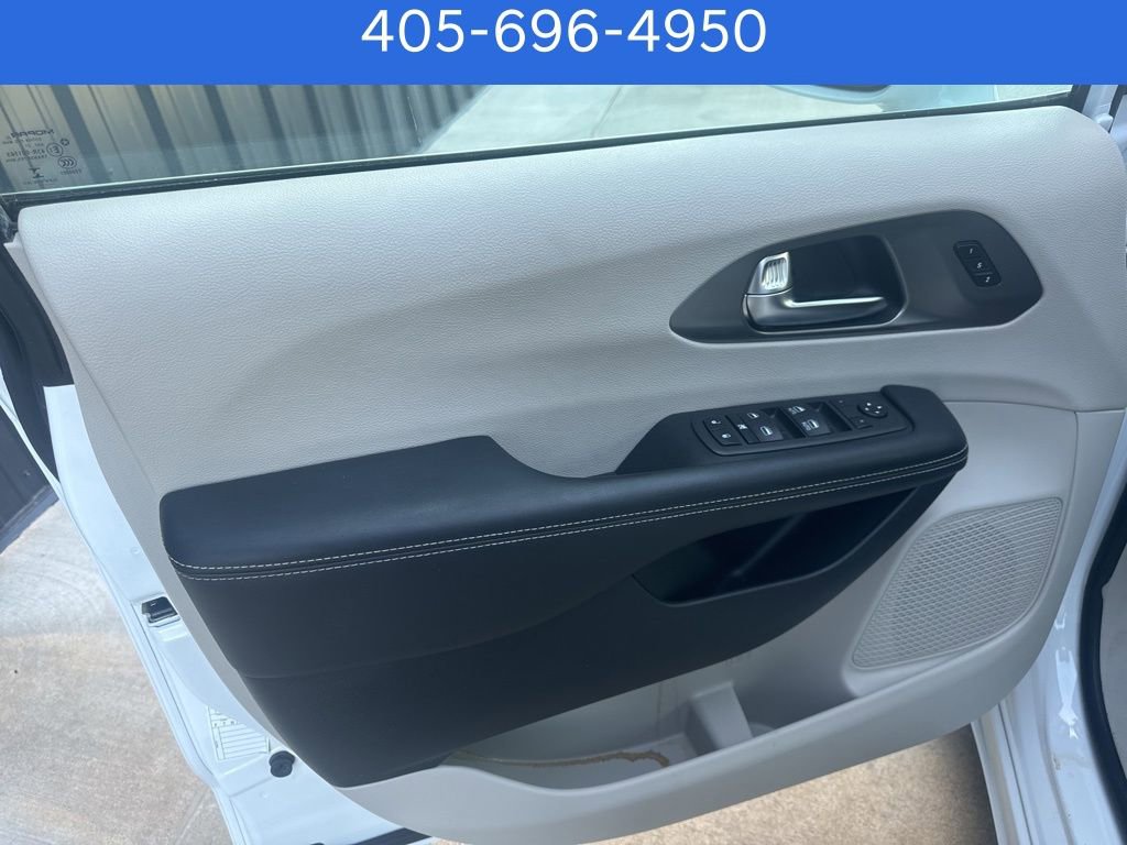 Used 2022 Chrysler Pacifica Touring-L image 45