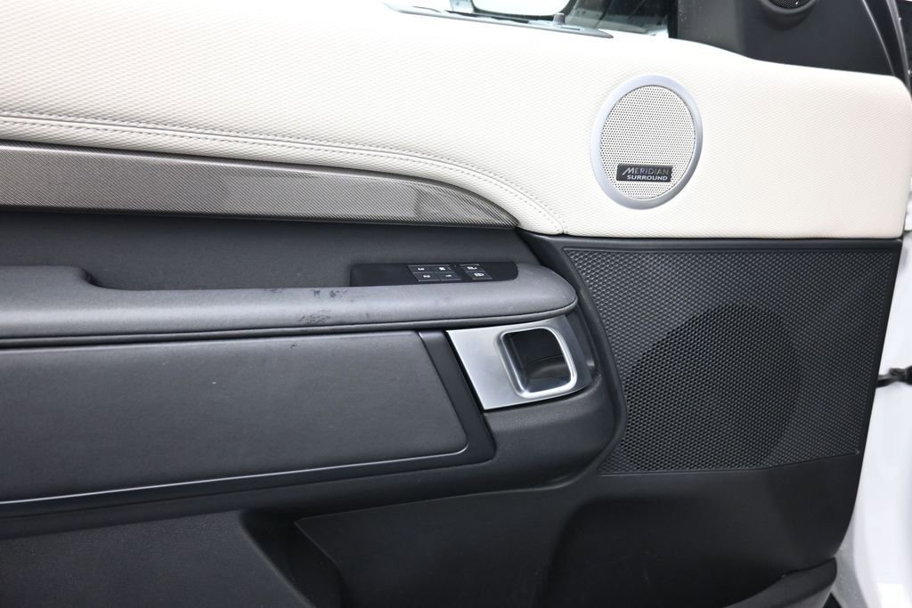 Used 2023 Land Rover Discovery HSE R-Dynamic AWD/4WD image 9