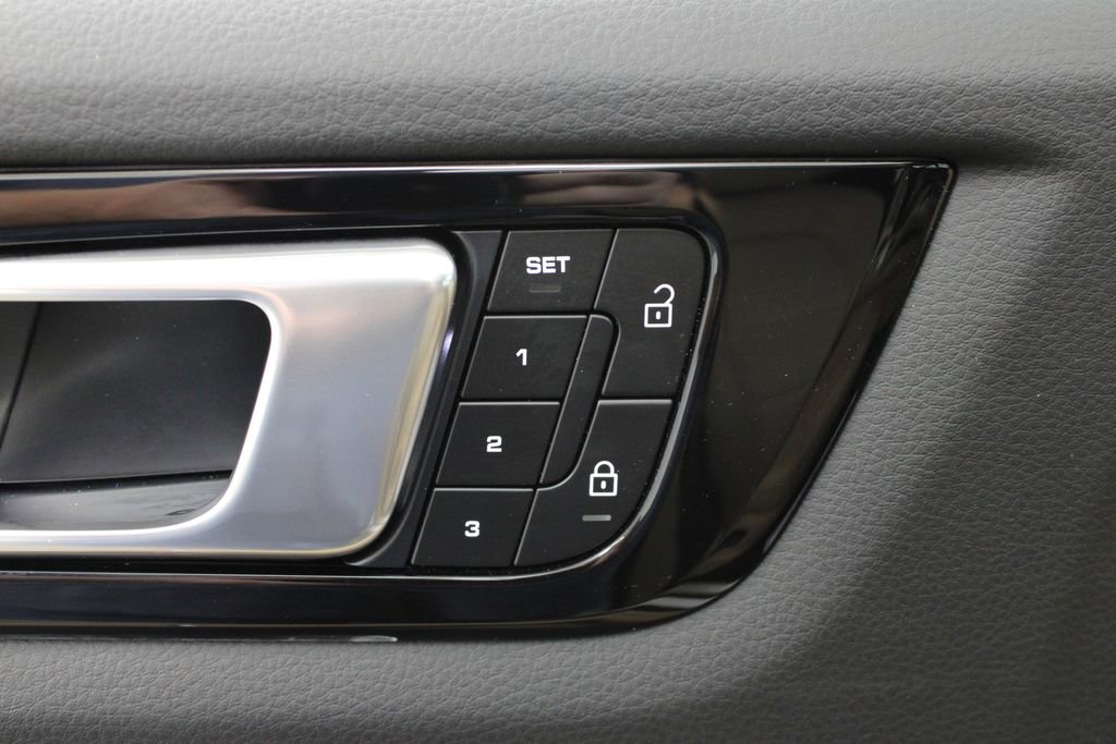 Certified 2023 Porsche Cayenne Platinum Edition image 25