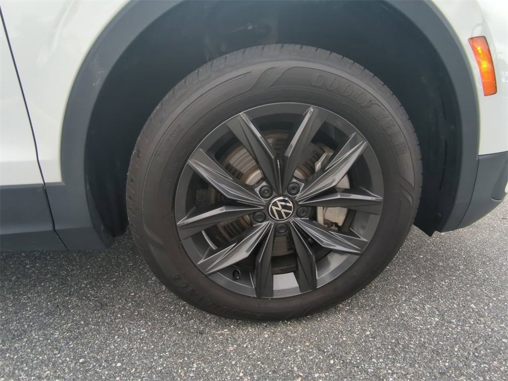 Used 2024 Volkswagen Tiguan SE image 10