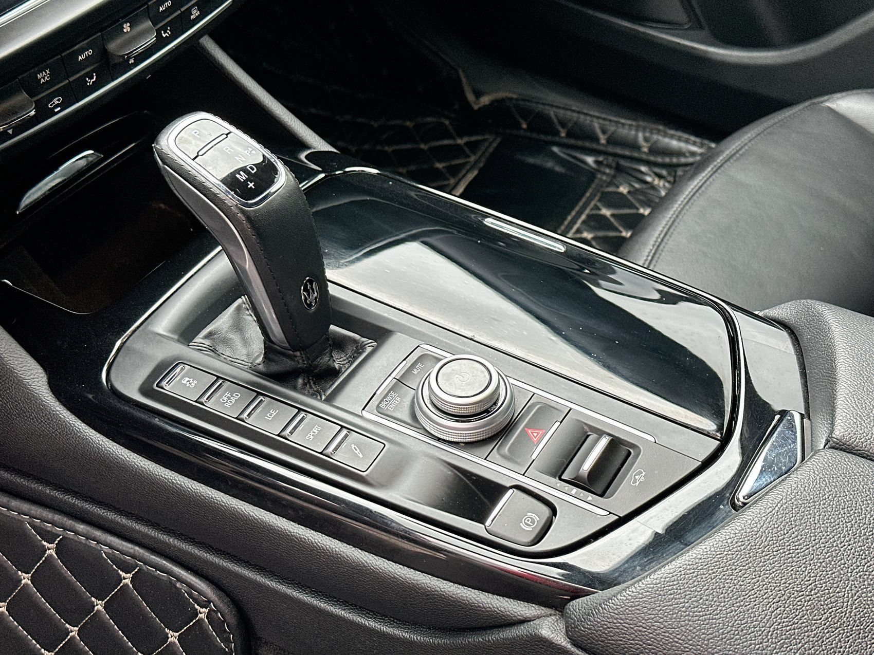 Used 2021 Maserati Levante AWD/4WD image 21