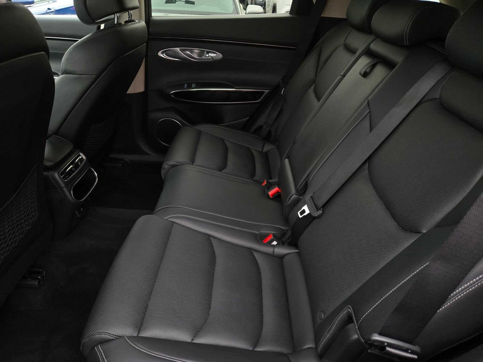 Used 2025 Genesis GV70 2.5T AWD/4WD image 11