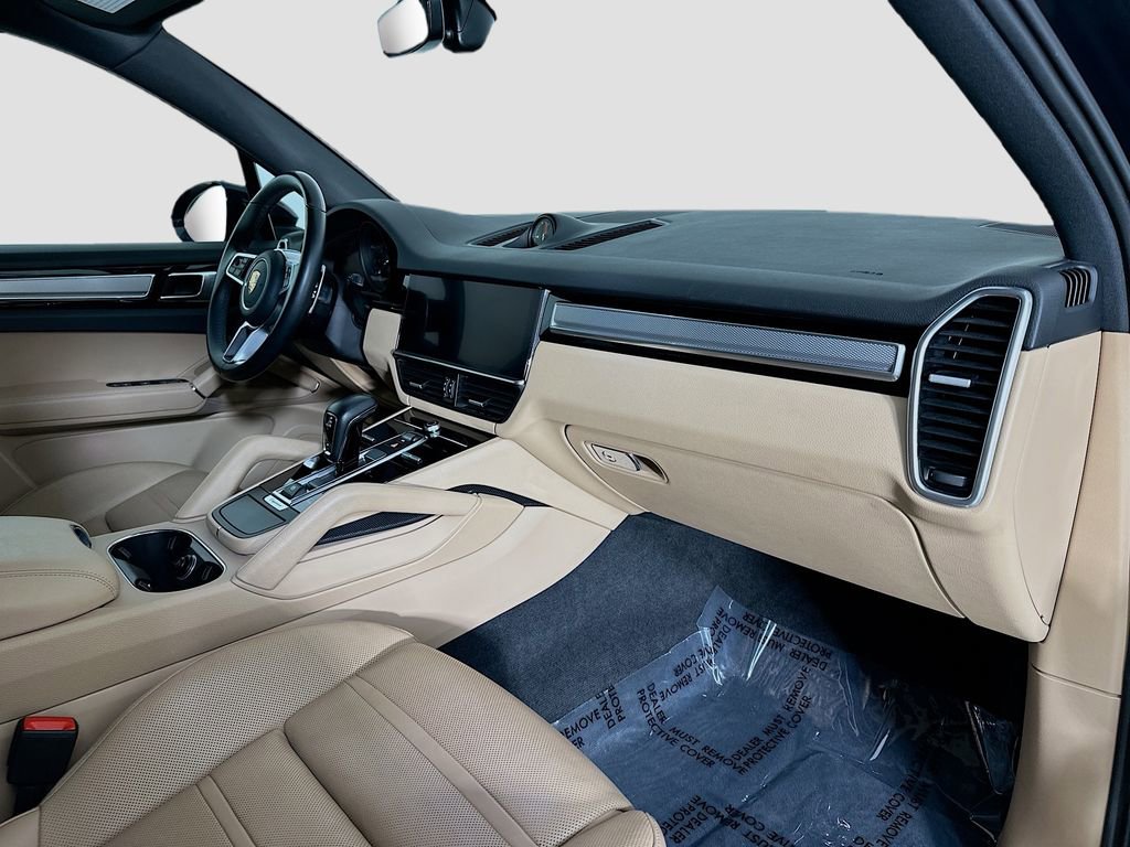 Certified 2022 Porsche Cayenne Platinum Edition image 32