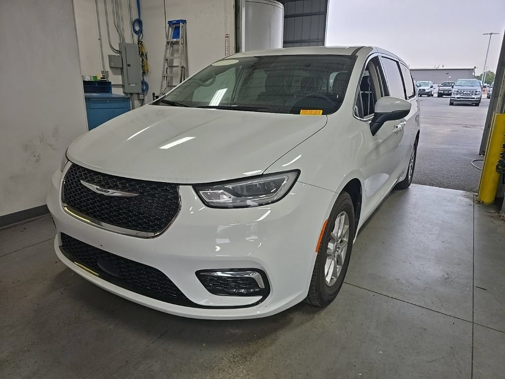Used 2023 Chrysler Pacifica Touring-L FWD image 2