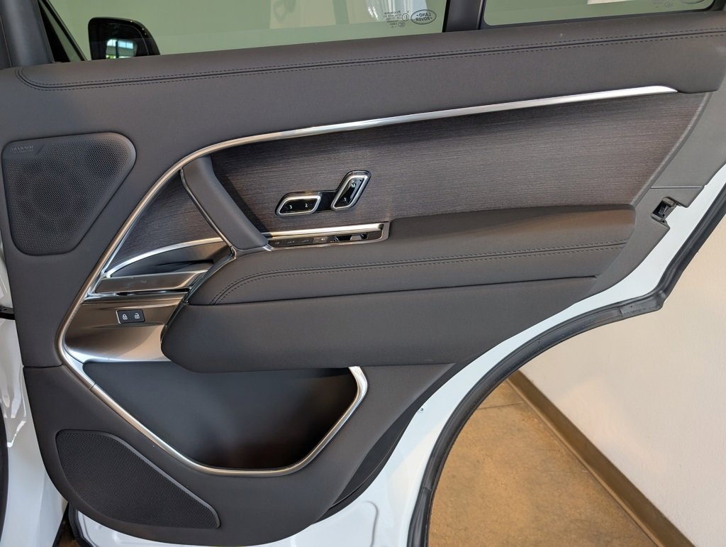 New 2025 Land Rover Range Rover SE image 30