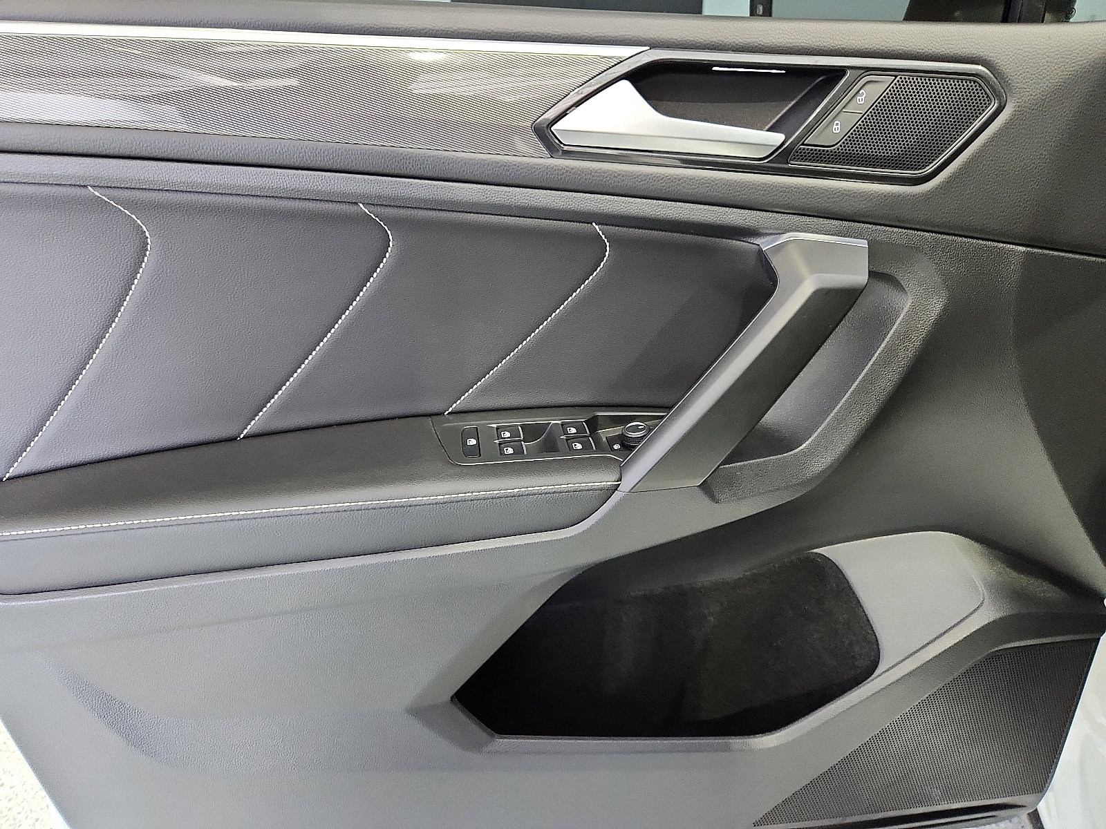 Certified 2023 Volkswagen Tiguan SE R-Line FWD image 11