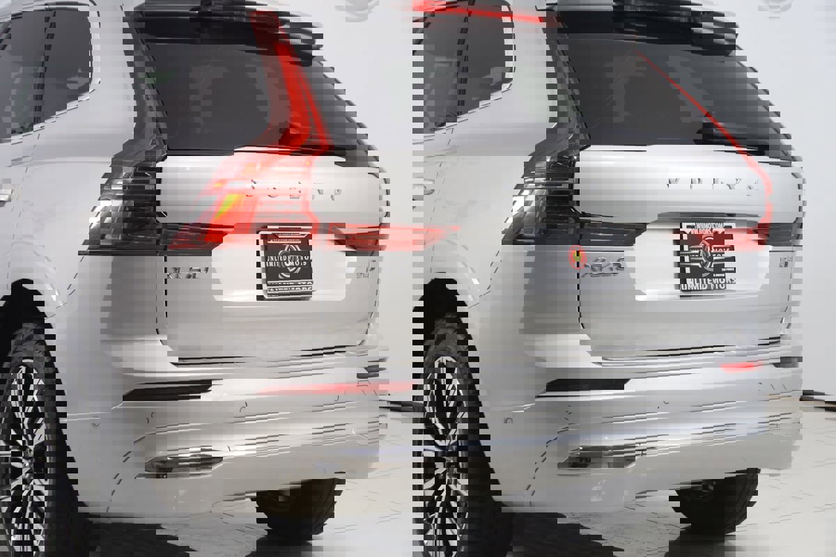 Used 2023 Volvo XC60 B5 Plus image 23