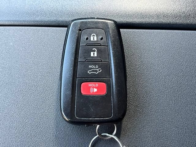 Used 2023 Toyota Highlander XLE AWD/4WD image 23