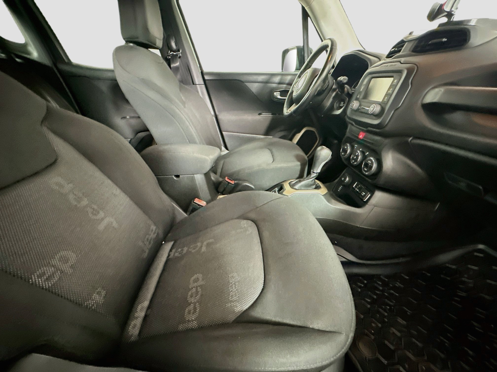 Used 2017 Jeep Renegade Latitude w/ Safety & Security Group (ALP) AWD/4WD image 28